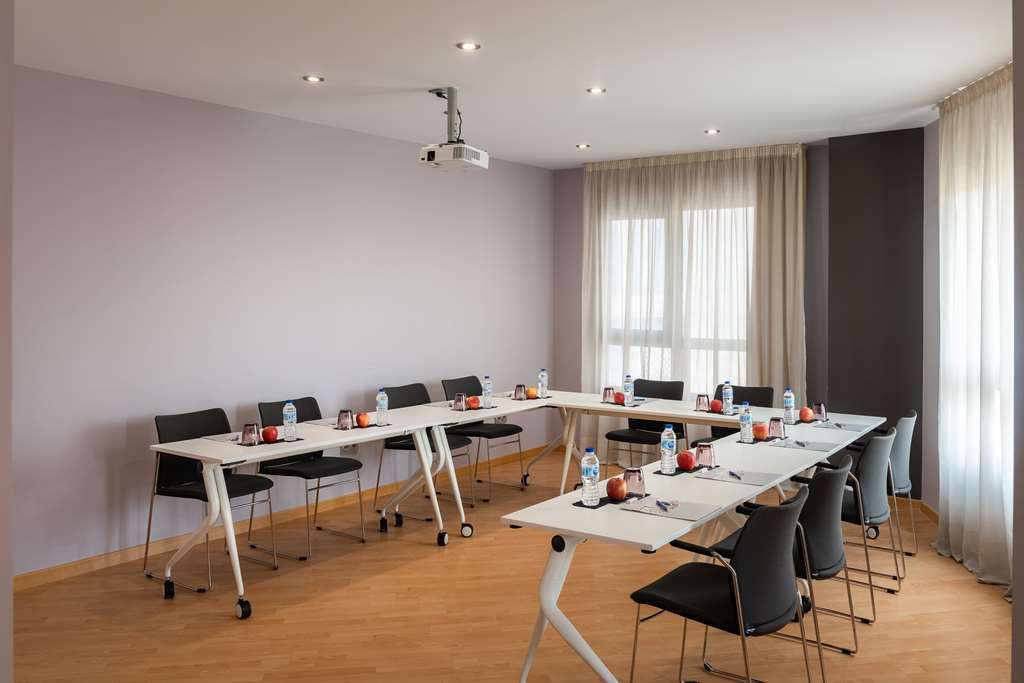 Madrid Airport Suites, Affiliated By Melia Facilități foto
